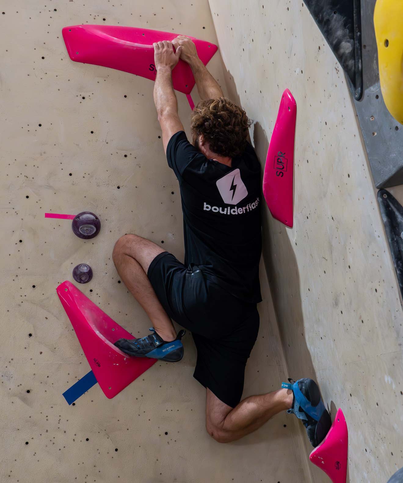 Bouldering technique: How to improve at climbing overhangs